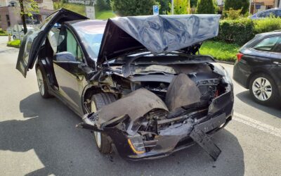 Aufräumen nach Verkehrsunfall mit E-Auto