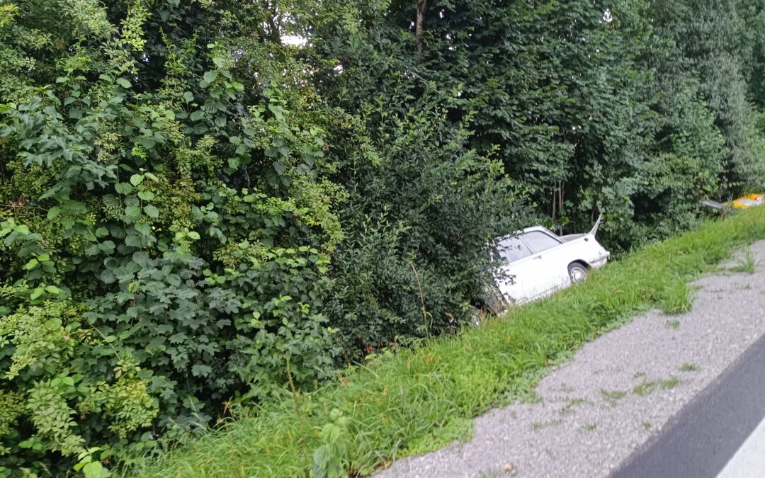 Aufräumarbeiten nach VU auf der B156