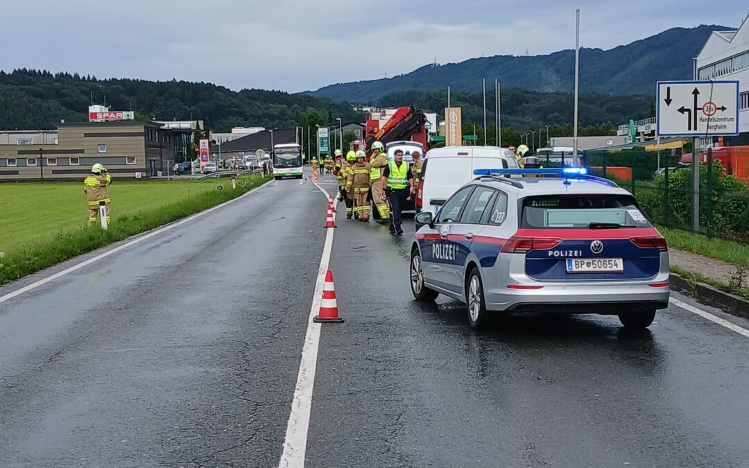 VU mit verletzter Person auf der B-156