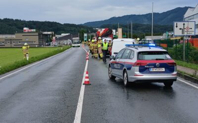 VU mit verletzter Person auf der B-156