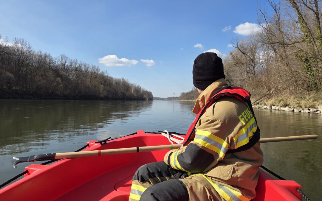 Suchaktion auf der Salzach